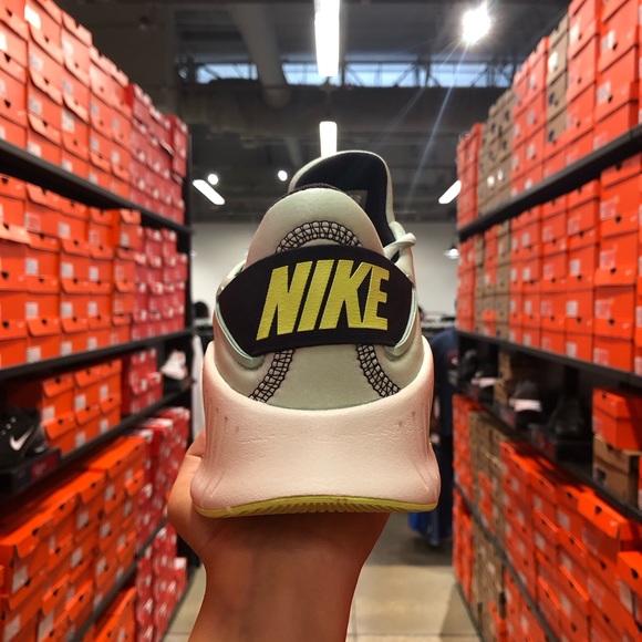 Nike Free Metcon 4 Sneakers - Picture 13 of 15